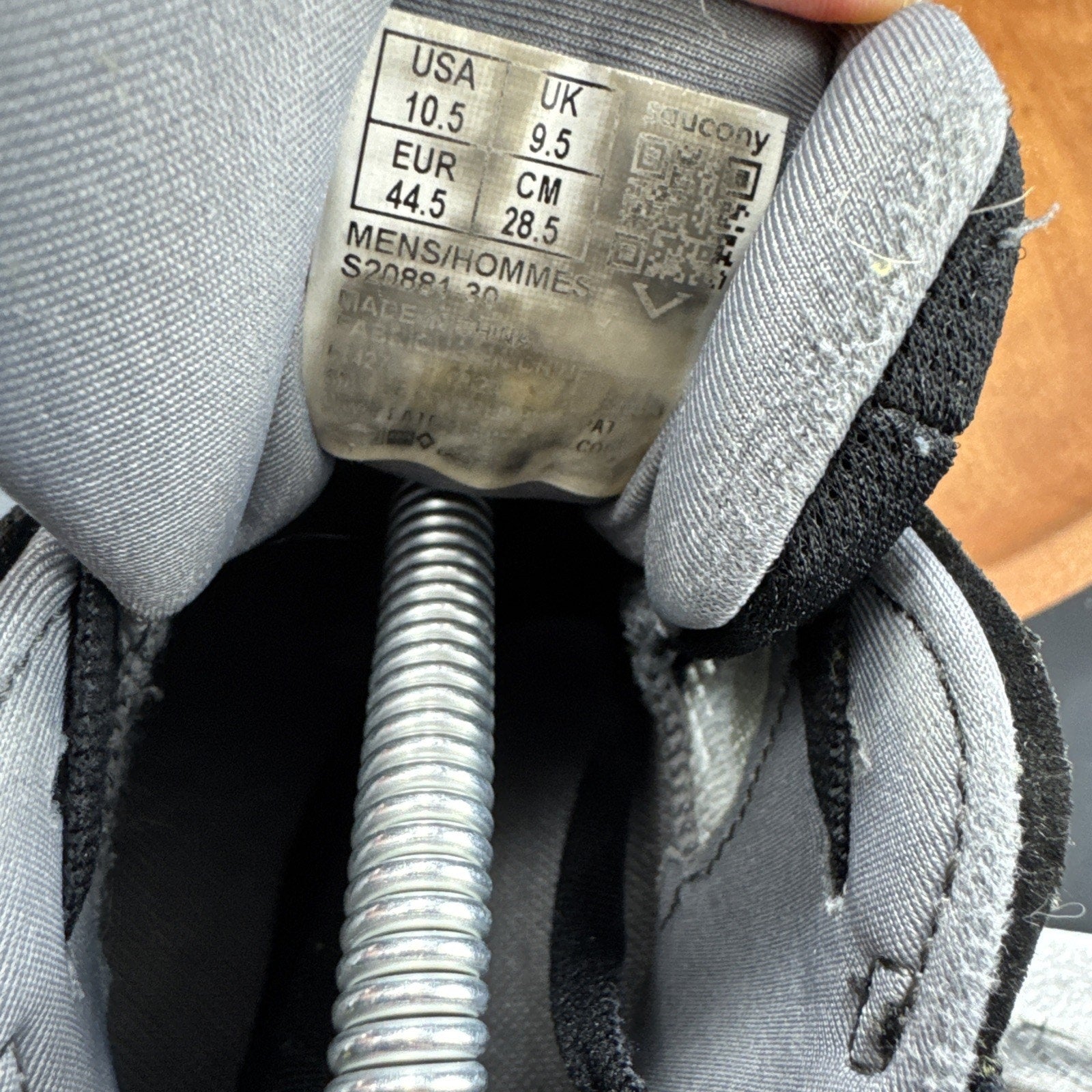 Saucony Men's Triumph 21 Sneakers, Concrete/Blk, 10.5 US, USED