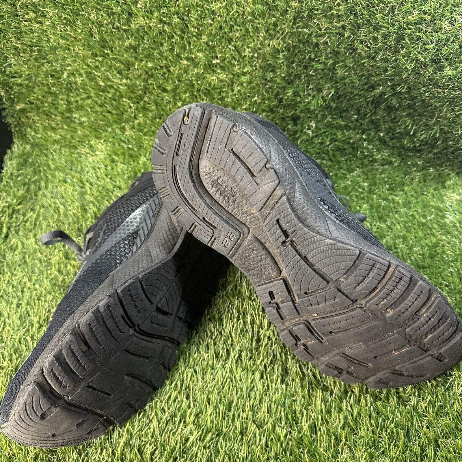 Brooks Adrenaline GTS 22 Womens 9.5 B Triple Black Running Shoes Sneakers