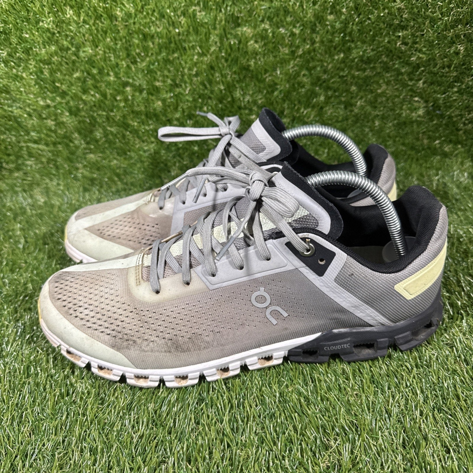 On Cloud Cloudflow Men's size 10 Alloy Magnet Running Training Shoes USED