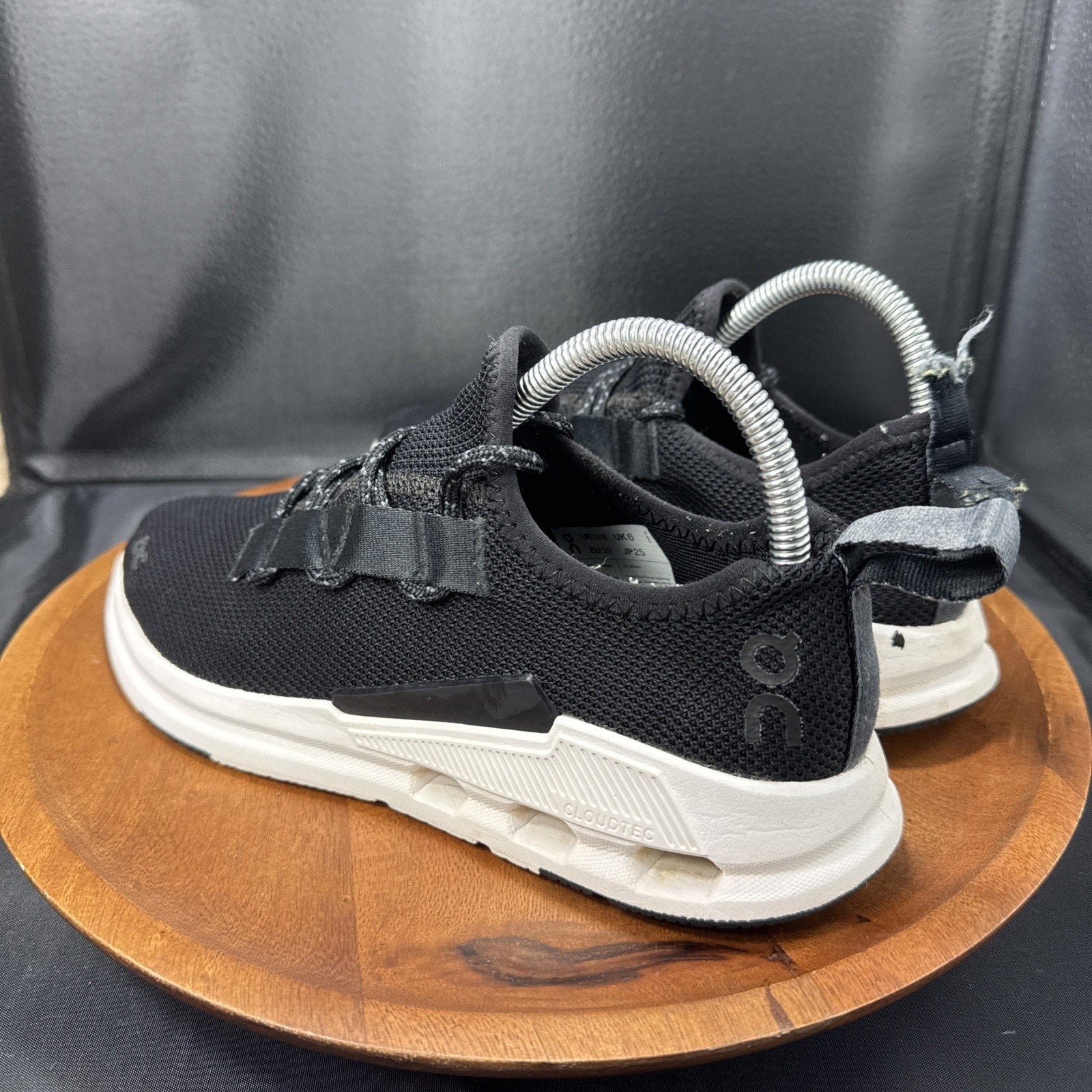 ON Cloud Shoes Women's 8 Cloudeasy Sneaker Black White 76.98441