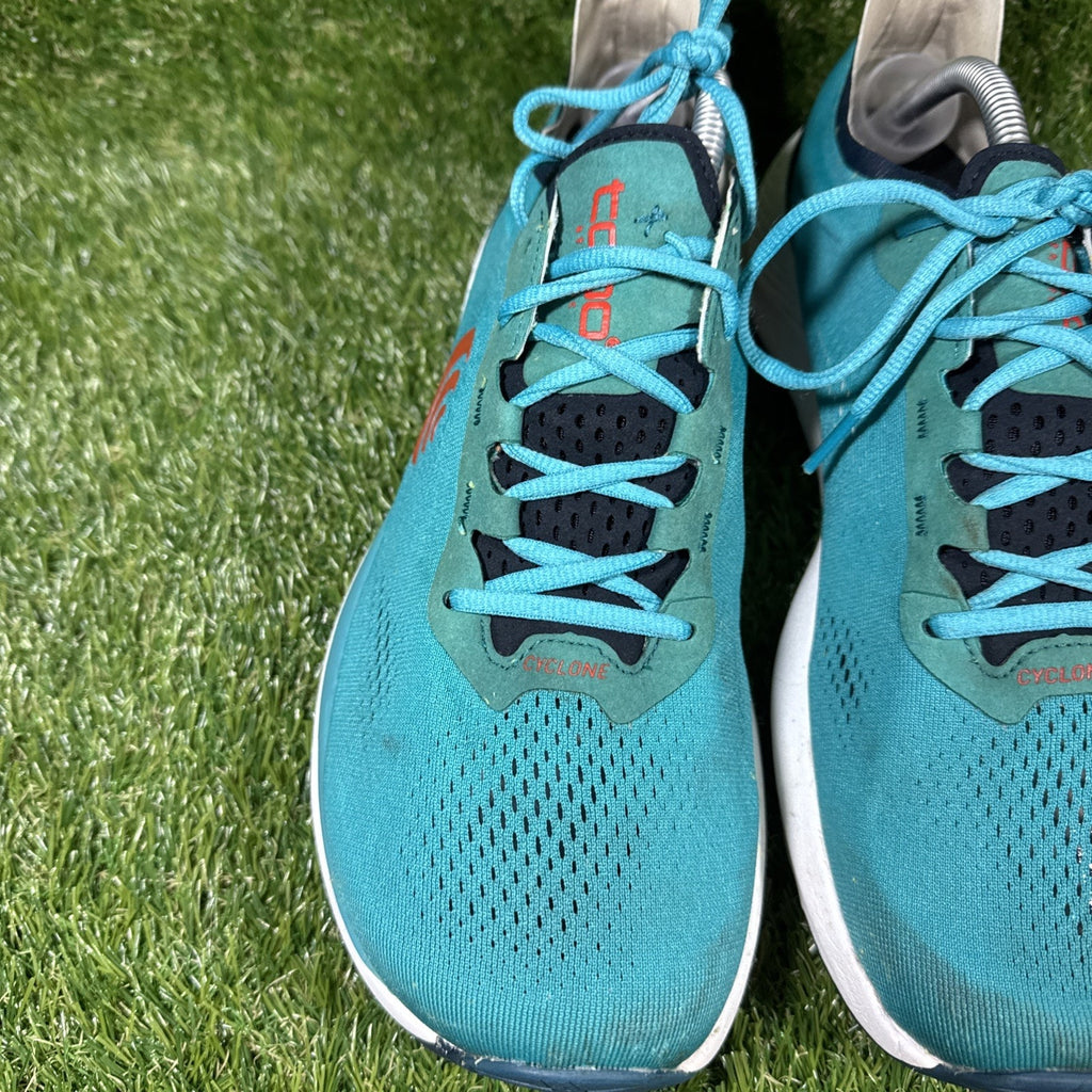 Topo Cyclone Men's Size 11.5 Running Shoes Cyan Red Nice Good Condition