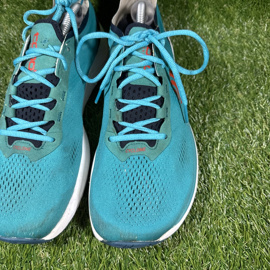 Topo Cyclone Men's Size 11.5 Running Shoes Cyan Red Nice Good Condition