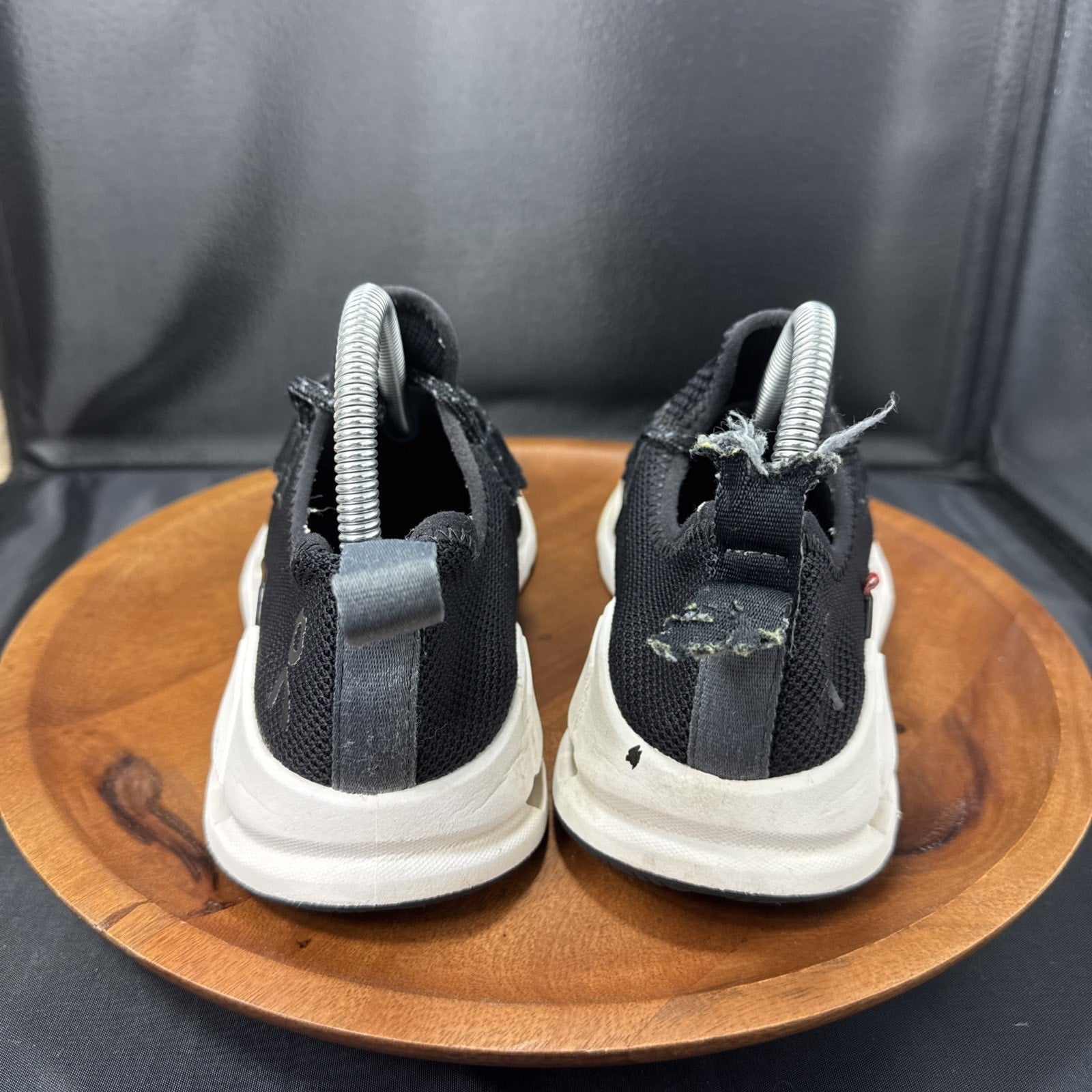 ON Cloud Shoes Women's 8 Cloudeasy Sneaker Black White 76.98441