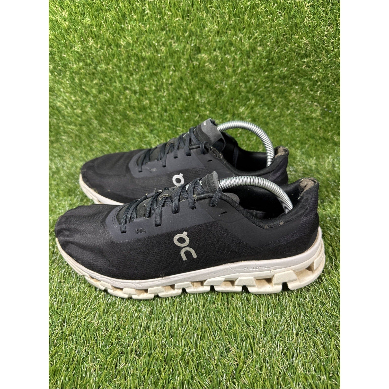 ON Cloudflow 4 Black White W Size 11 Running Shoes Road Trail Atheletic Gym Shoe