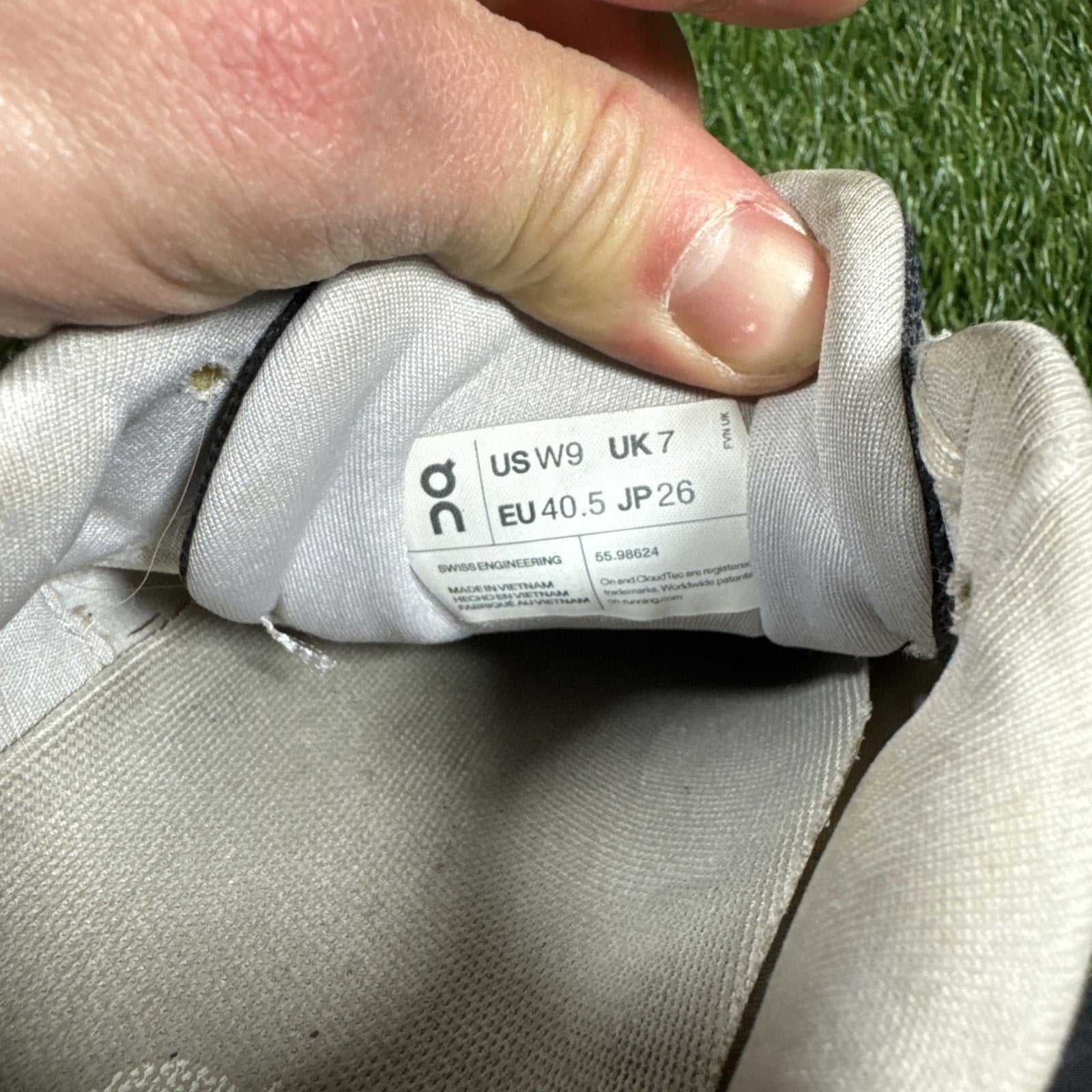 On Cloudgo Women’s 9 Running Walking Shoe Comfort Casual White/Meadow Green