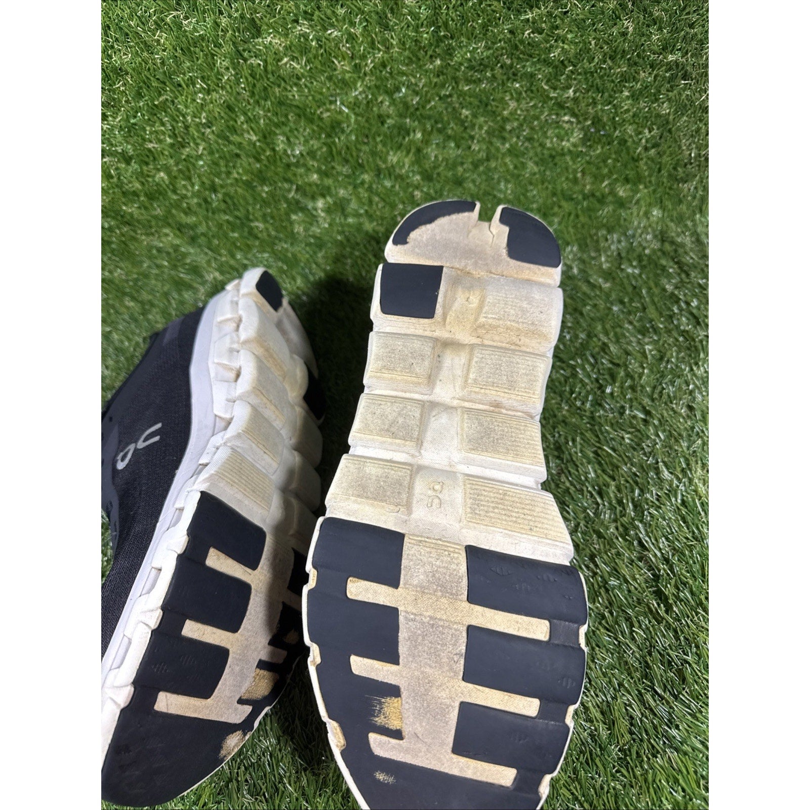 ON Cloudflow 4 Black White W Size 11 Running Shoes Road Trail Atheletic Gym Shoe