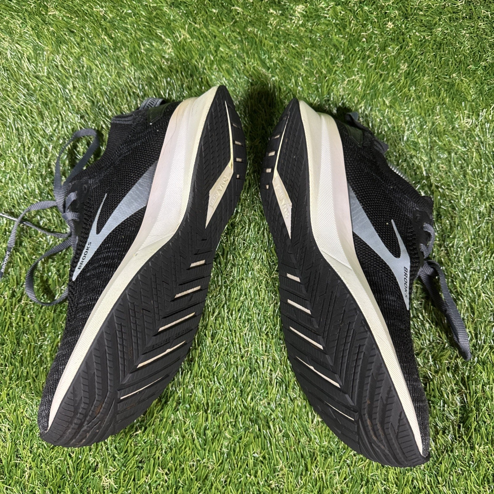 Brooks Shoes Womens 7 B Levitate 4 Athletic Running Sneakers Black Lace Up